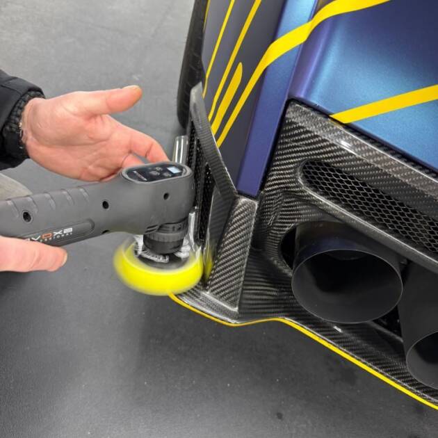 Polijsten van Carbon Nissan GTR
