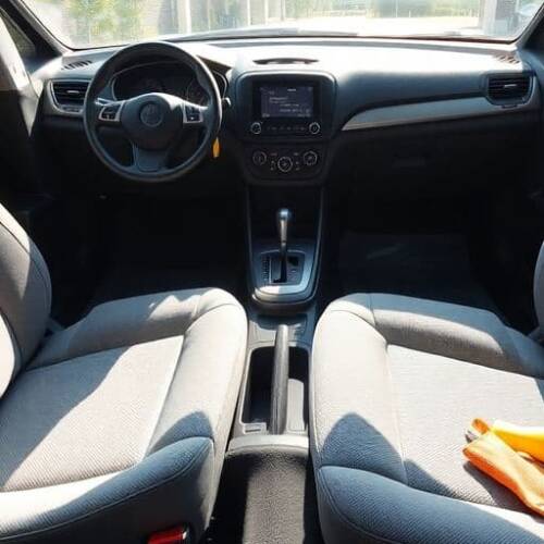 Schone autostoelen en dashboard in een opgeruimd interieur.