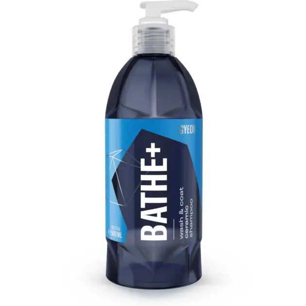 GYEON Q²M Bathe+ Wil je je auto niet alleen wassen, maar ook direct beschermen tijdens het wassen? Dan is GYEON Q²M Bathe+ precies wat je zoekt. Deze revolutionaire shampoo is de eerste pH-neutrale shampoo ter wereld met SiO₂ (siliciumdioxide) als actief bestanddeel. Hierdoor wordt elke wasbeurt een onderhoudsbeurt, waarbij vuil wordt verwijderd én een water- en vuilafstotende laag wordt achtergelaten.