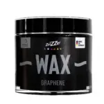 De ZviZZer Wax Graphene (100ml) is een revolutionaire hybride wax die de grenzen van lakbescherming verlegt door het gebruik van geavanceerde grafeen-technologie. Deze innovatieve wax vormt een extreem sterk en duurzaam schild op de lak, dat niet alleen zorgt voor een ongekende glans, maar ook voor een superieure bescherming tegen chemicaliën, UV-straling en hitte. Dankzij de grafeen-moleculen ontstaat een extreem glad oppervlak met uitzonderlijke waterafstotende eigenschappen (hydrofobiciteit). Hierdoor blijft uw voertuig langer schoon en is het onderhoud aanzienlijk eenvoudiger. De wax geeft de lak een indrukwekkende kleurdiepte en een spiegelende reflectie, terwijl hij zijdezacht aanvoelt. ZviZZer Wax Graphene combineert het gebruiksgemak van een traditionele wax met de kracht en standtijd van de modernste moleculaire technologie. De ideale keuze voor de veeleisende detailer die op zoek is naar de allerhoogste graad van bescherming en een perfecte showroom-finish