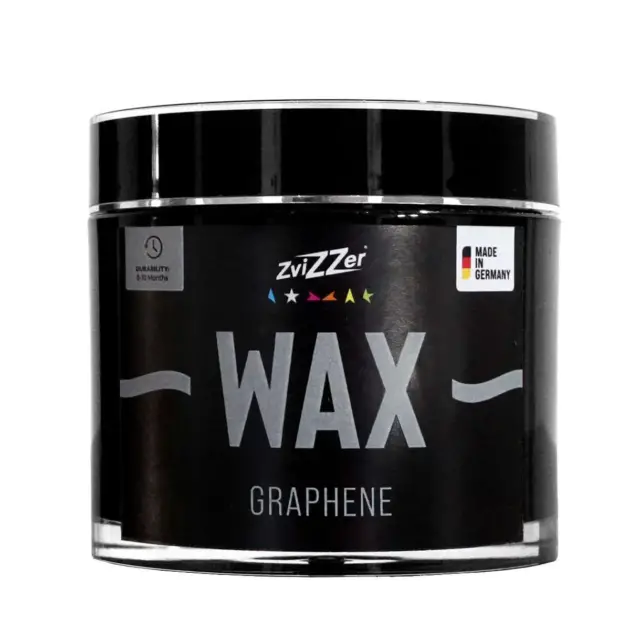 De ZviZZer Wax Graphene (100ml) is een revolutionaire hybride wax die de grenzen van lakbescherming verlegt door het gebruik van geavanceerde grafeen-technologie. Deze innovatieve wax vormt een extreem sterk en duurzaam schild op de lak, dat niet alleen zorgt voor een ongekende glans, maar ook voor een superieure bescherming tegen chemicaliën, UV-straling en hitte. Dankzij de grafeen-moleculen ontstaat een extreem glad oppervlak met uitzonderlijke waterafstotende eigenschappen (hydrofobiciteit). Hierdoor blijft uw voertuig langer schoon en is het onderhoud aanzienlijk eenvoudiger. De wax geeft de lak een indrukwekkende kleurdiepte en een spiegelende reflectie, terwijl hij zijdezacht aanvoelt. ZviZZer Wax Graphene combineert het gebruiksgemak van een traditionele wax met de kracht en standtijd van de modernste moleculaire technologie. De ideale keuze voor de veeleisende detailer die op zoek is naar de allerhoogste graad van bescherming en een perfecte showroom-finish
