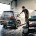 Auto poetsen: zo pak je interieur en exterieur goed aan